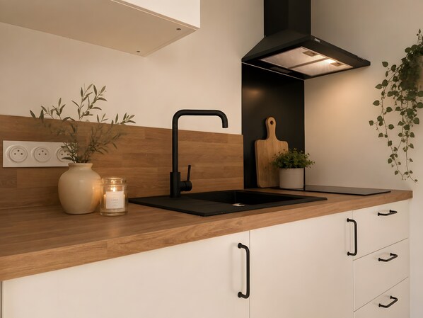 Wasserkocher mit Kaffee-/Teezubehör, Kühlschrank, Mikrowelle, Herdplatte