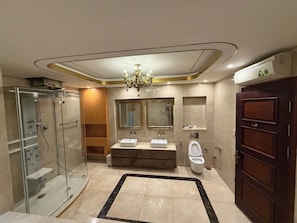 Suite de lujo, balcón, vistas a la ciudad | Baño | Artículos de higiene personal gratuitos, secador de pelo y toallas