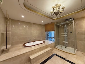 Suite de lujo, balcón, vistas a la ciudad | Baño | Artículos de higiene personal gratuitos, secador de pelo y toallas