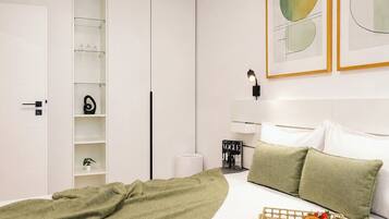 Ein Schlafzimmer mit Bett, Kissen, Nachttisch, Lampe, Kleiderschrank und einem gerahmten Bild an der Wand.