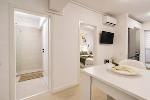 Een strijkplank/strijkijzer, gratis wifi, beddengoed