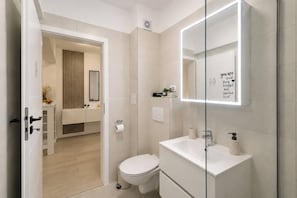 Een douche, een haardroger, handdoeken, zeep