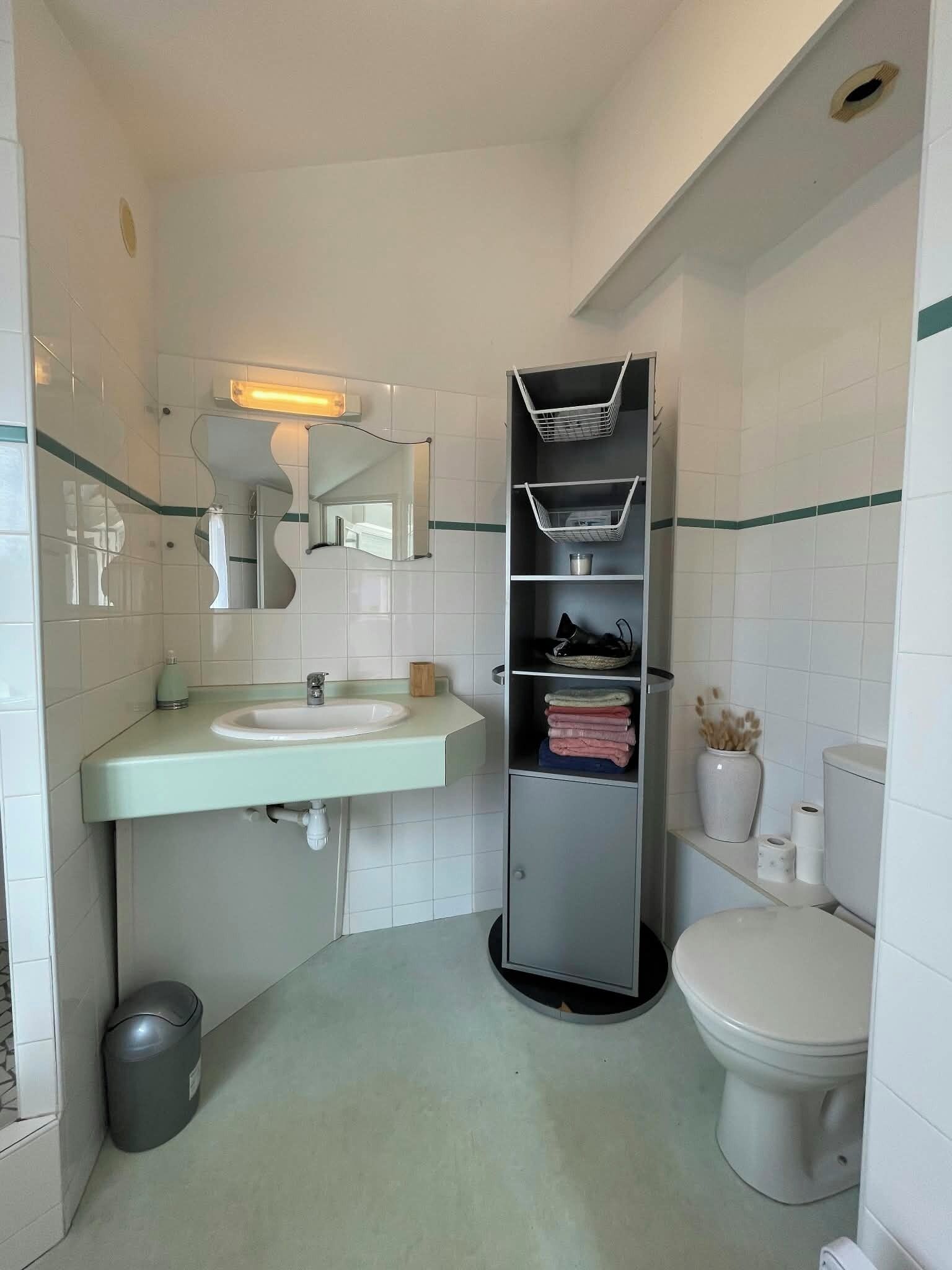 Douche, sèche-cheveux, papier toilette