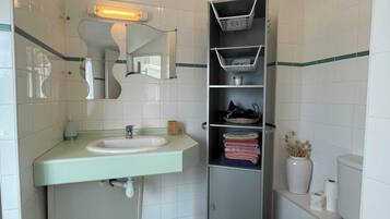 Douche, sèche-cheveux, papier toilette
