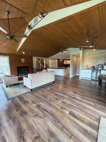 Spacious 5-bedroom house on 80 acres in Stafford County, Kansas.