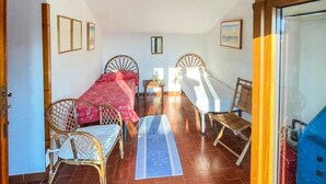 A room with two beds, a small table, and chairs. - Villa Carra - Ansedonia (Ansedonia)