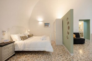 Ein Schlafzimmer mit Bett, Nachttisch und einer Wand mit Dekorationen.