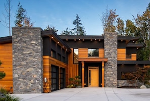 Exterior - Sustainable Garden Suite Retreat - Modern, serene & peaceful oasis (Nanaimo)