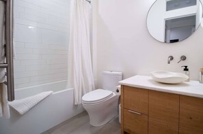 Bathroom - Sustainable Garden Suite Retreat - Modern, serene & peaceful oasis (Nanaimo)