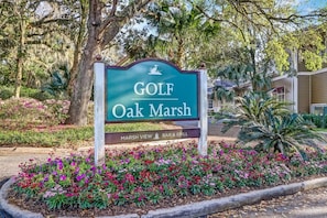 A sign for 'Golf Oak Marsh' with a 'Marsh View Bar & Grill' below it. - 1827 - Sanctuary On Amelia Island (Fernandina Beach)