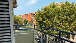 A balcony with a view of a tree and buildings. - Apartment located in a prime location in Ostia Lido (Lido di Ostia)