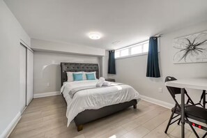 Tabla de planchar con plancha, wifi, ropa de cama