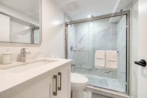 Douche, sèche-cheveux, serviettes fournies, savon