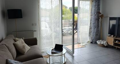 Spacious and cozy apartment with a terrace, 4 km from the beach