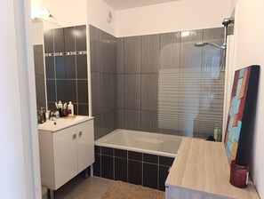 Een haardroger, handdoeken, zeep, toiletpapier