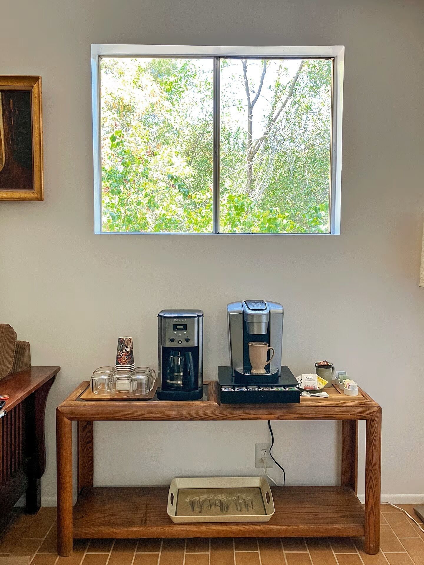 Eine Kaffeestation mit zwei Kaffeeautomaten und einer Kaffeekapsel-Auswahl.