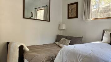 Iron/ironing board, free WiFi, bed sheets
