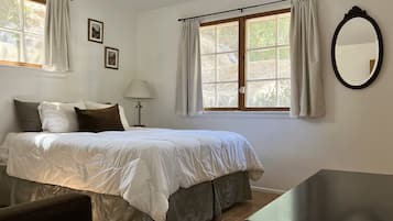 2 bedrooms, iron/ironing board, WiFi (free), bed sheets