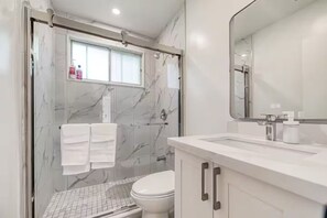 Douche, sèche-cheveux, serviettes fournies, savon