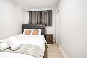 Tabla de planchar con plancha, wifi, ropa de cama