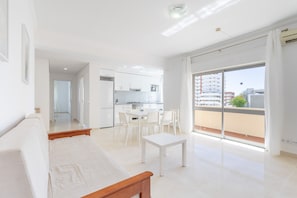 Eine moderne Wohnung mit Balkon, Essbereich und Küche.