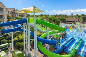 Ein Wasserpark mit mehreren Rutschen und Pools.