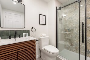 Shower, hair dryer, towels, soap - The Canopy 2BR | AC | Free Parking & Terrace (Montréal)