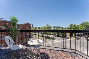 Outdoor dining - The Canopy 2BR | AC | Free Parking & Terrace (Montréal)