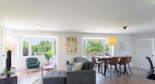 Interior - The Canopy 2BR | AC | Free Parking & Terrace (Montréal)