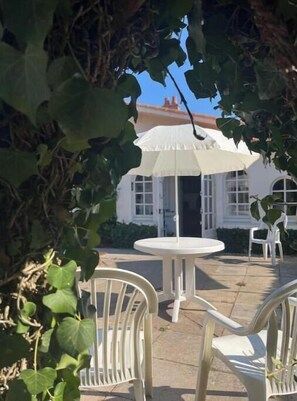 Terrace/patio - Set of 2 oceanfront homes (sleeps 12, 5 bathrooms, parking, playground) (Bretignolles-sur-Mer)