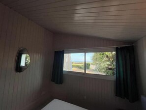 Room - Set of 2 oceanfront homes (sleeps 12, 5 bathrooms, parking, playground) (Bretignolles-sur-Mer)
