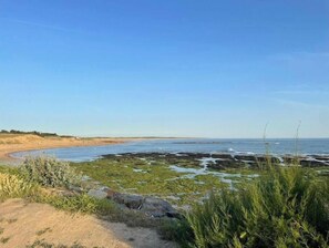 Beach - Set of 2 oceanfront homes (sleeps 12, 5 bathrooms, parking, playground) (Bretignolles-sur-Mer)