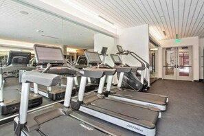 A gym with treadmills and exercise equipment. - Escape To Tempe Town Lake Golden Dream Studio (Tempe)