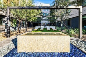 An outdoor seating area with a modern design, including a rectangular planter and a seating arrangement. - Escape To Tempe Town Lake Golden Dream Studio (Tempe)