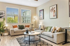 Un salon avec deux canapés, une table basse et une lampe.