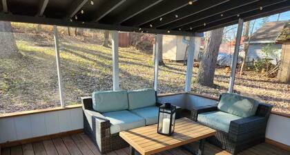 Cottage walking distance to Lake Geneva!