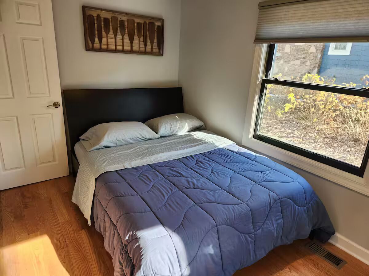 Iron/ironing board, bed sheets