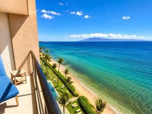 Ein Balkon mit Blick auf Strand und Meer.