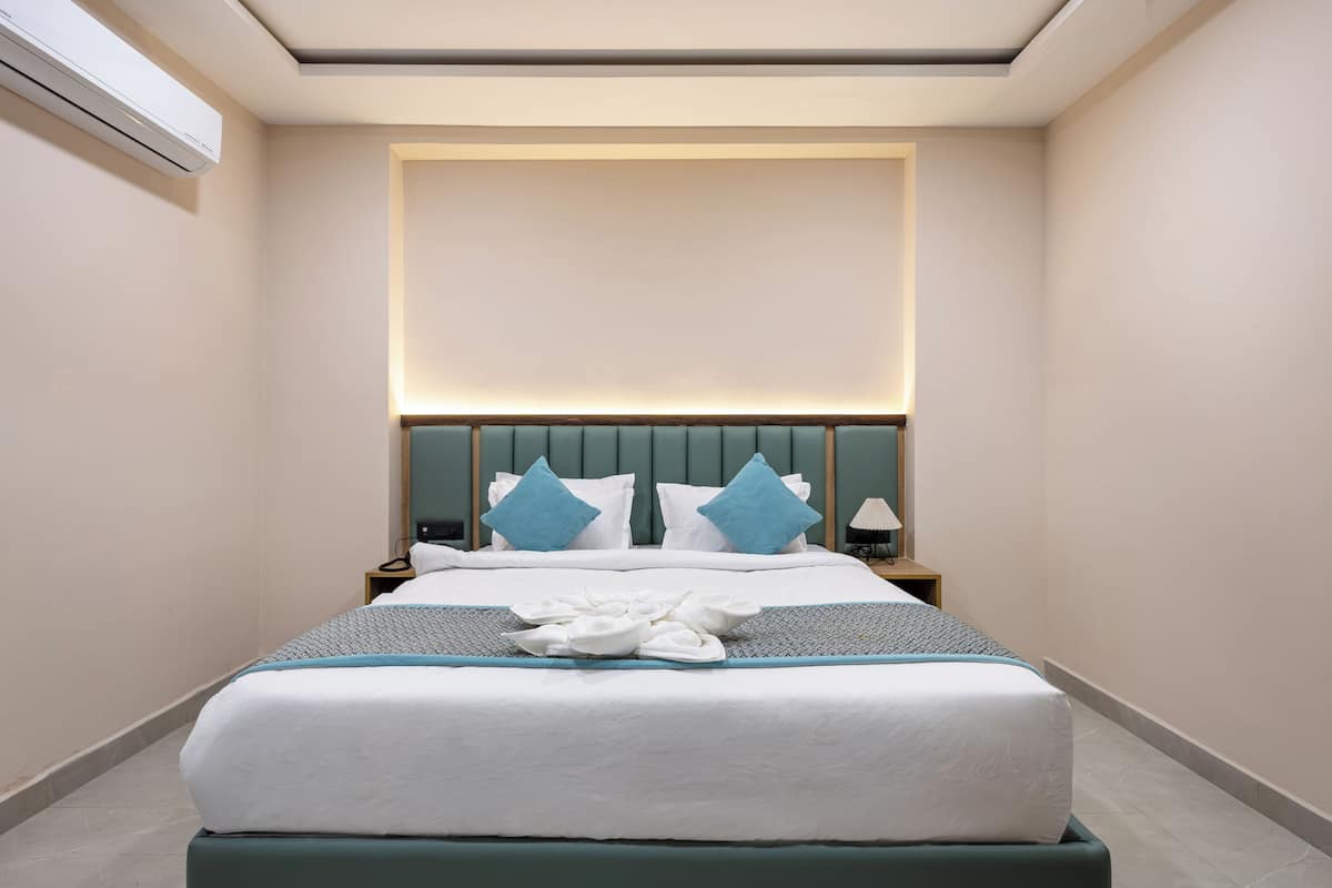In-room safe, desk, laptop workspace, iron/ironing board
