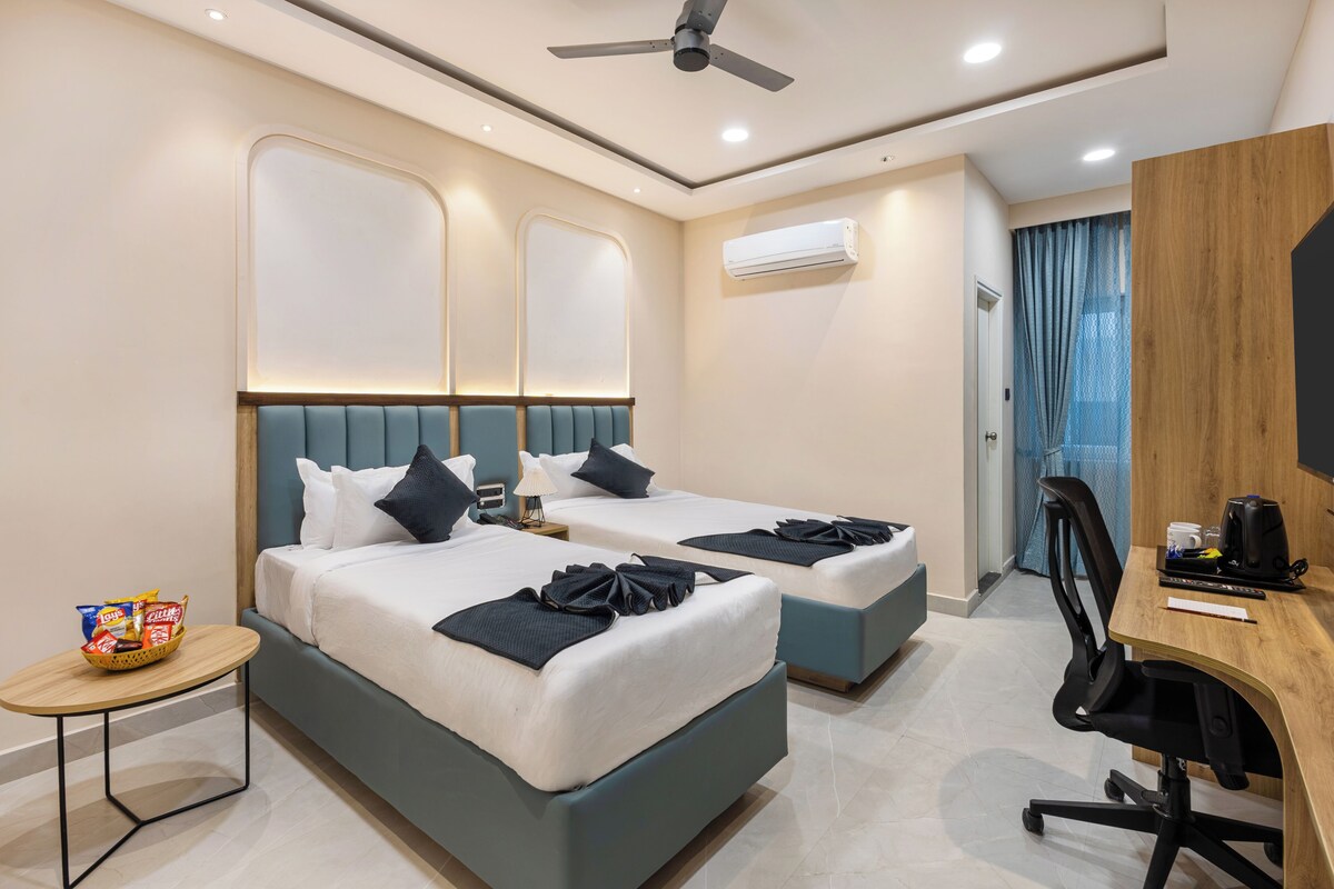 Superior Twin Room | Peti besi dalam bilik, meja, ruang kerja komputer riba 
