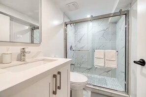 Douche, sèche-cheveux, serviettes fournies, savon