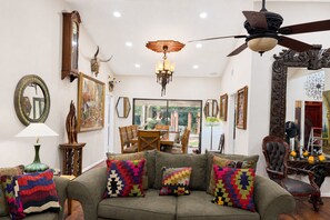 Smart TV, DVD player, table tennis, books - Rosolle Lux Ranch: H Pool, Hot Tub, Sauna, Outdoor Games & Game Room Relax Time (West Palm Beach)