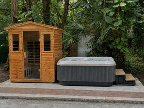 Terrace/patio - Rosolle Lux Ranch: H Pool, Hot Tub, Sauna, Outdoor Games & Game Room Relax Time (West Palm Beach)