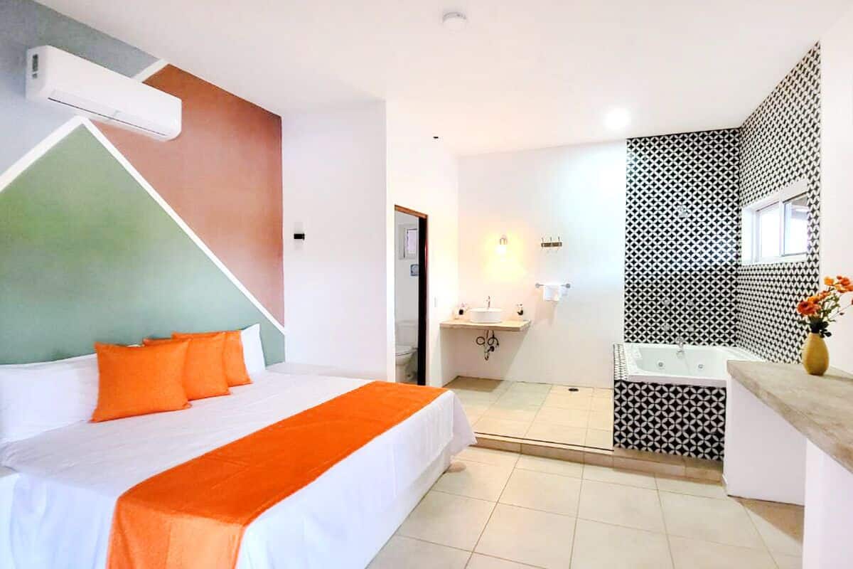 Standard Suite | Bathroom | Combined shower/bathtub, towels, soap, shampoo
