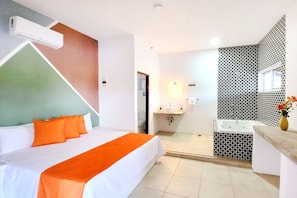 Standard Suite | Bathroom | Combined shower/bathtub, towels, soap, shampoo - Hotel Punta Palmeras (Pérula)