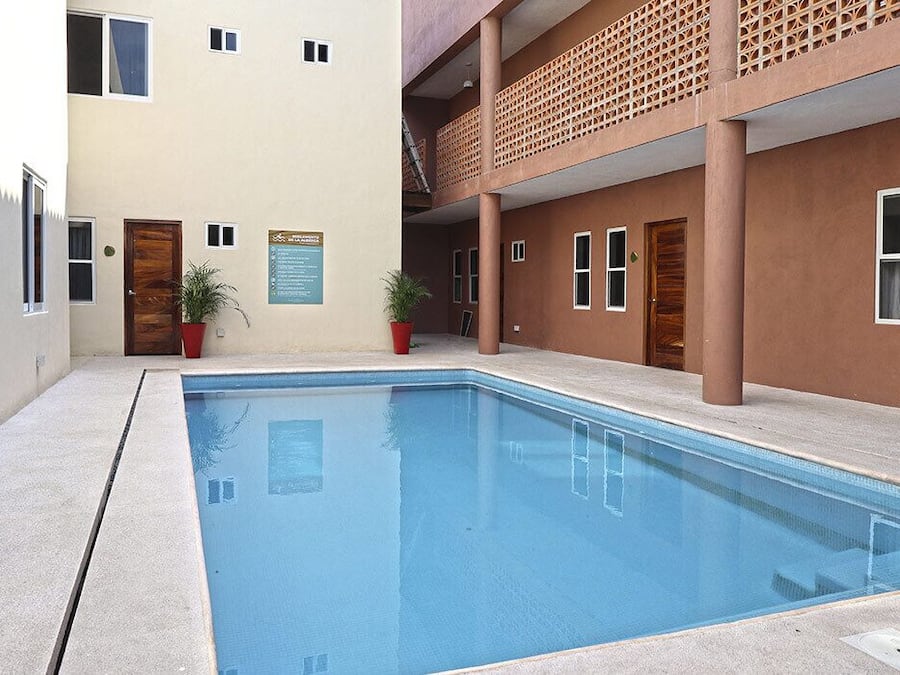 Una piscina al aire libre