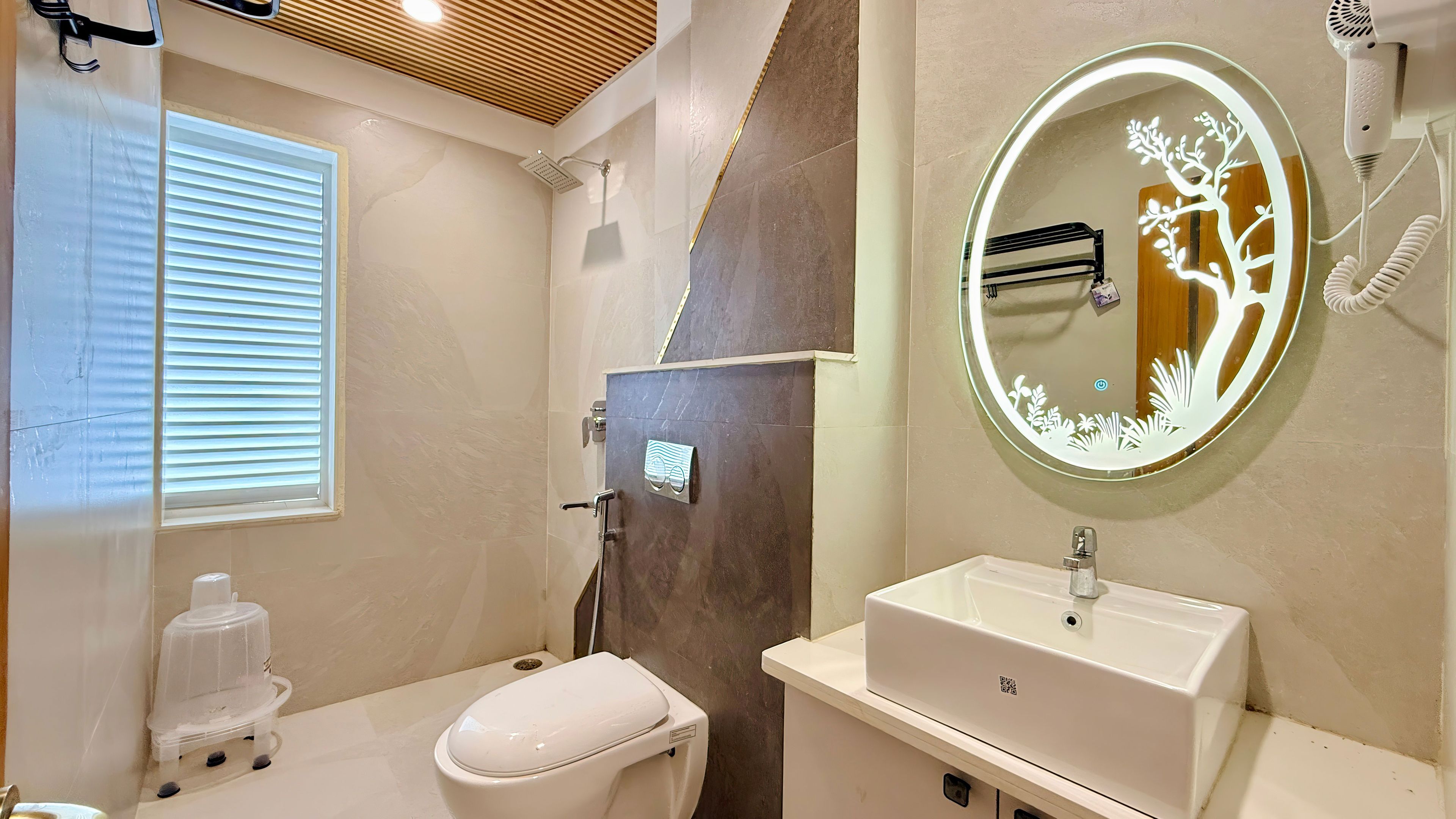Een badkamer met toilet, wastafel en douche.