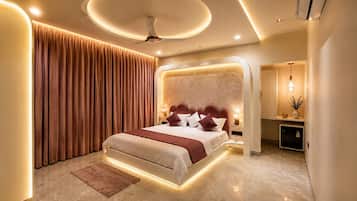 Suite | Desk, laptop workspace, WiFi (free)