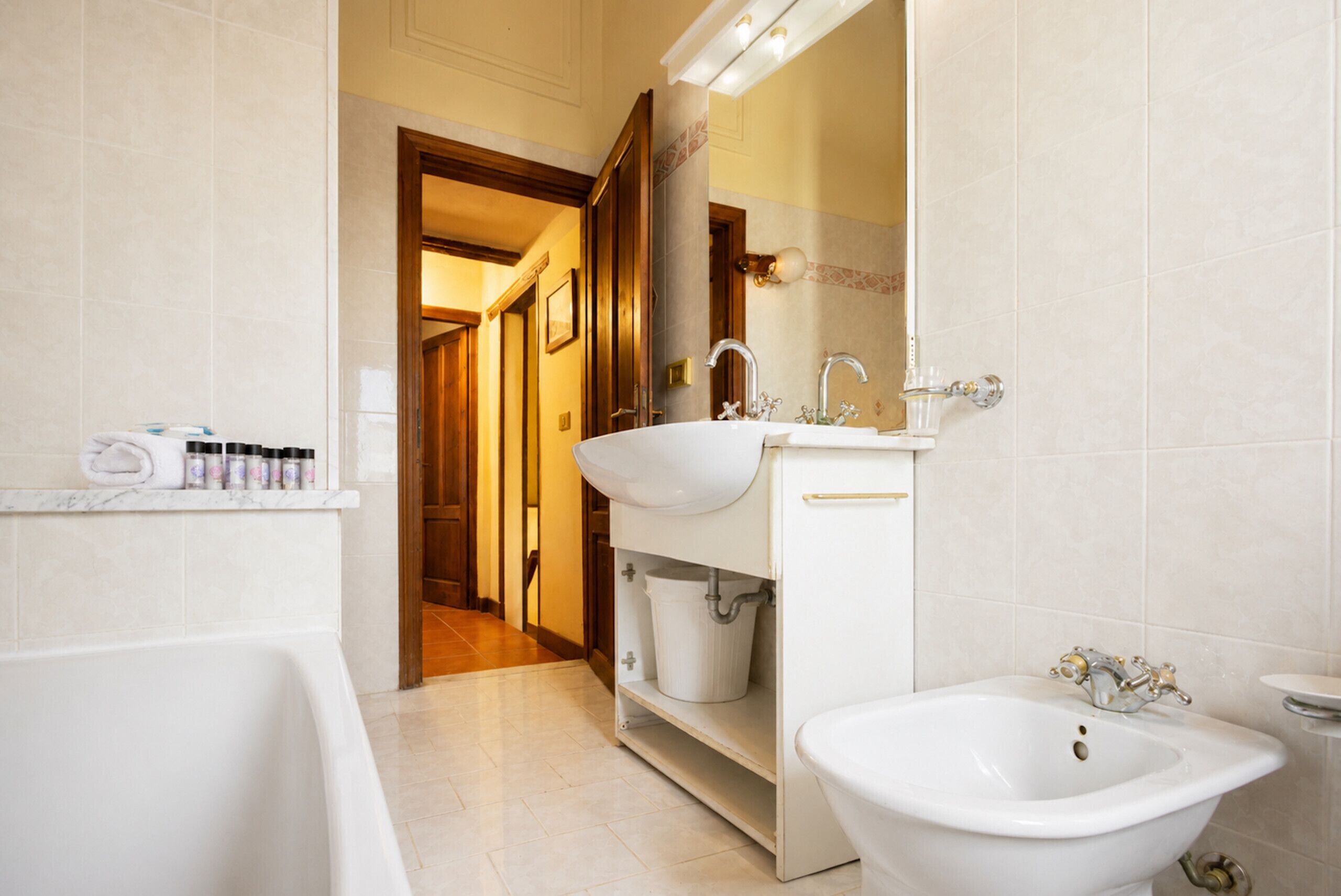 Douche, sèche-cheveux, bidet, serviettes fournies