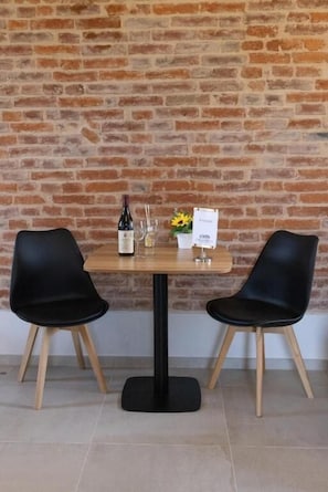 Deluxe Double Room, Balcony, Garden View | Dining - Cascina Bella (Piozzo)